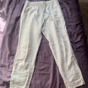 Linnebyxor - Ett par beige linnebyxor i storlek M, köpta på H&M för ungefär två år sen men använda endast ett par få gånger! Jättefina men sitter inte som jag vill längre, de är mer ”Midwaist” än ”Low Waist”.