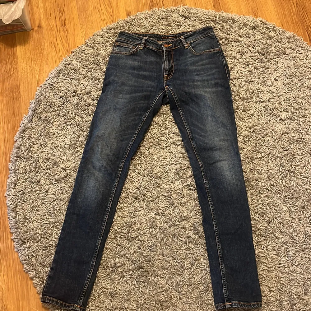 Säljer dessa riktigt fina Nudie jeans i den eftertraktade modellen skinny Lin || skick 9/10 || nypris: 1600 ||modellen är 181 o väger 68 o de sitter lite litet i midjan men allt annat är prima || storlek 29/32 ( True to size ) några frågor?. Jeans & Byxor.