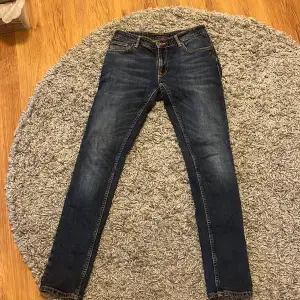 Säljer dessa riktigt fina Nudie jeans i den eftertraktade modellen skinny Lin || skick 9/10 || nypris: 1600 ||modellen är 181 o väger 68 o de sitter lite litet i midjan men allt annat är prima || storlek 29/32 ( True to size ) några frågor?