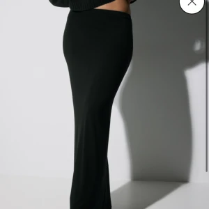 långkjol - säljer min svarta långkjol köpt på Gina💞 använd få gånger och super fin💞 går hela vägen ner till marken på mig som är 165💝