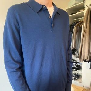 Blå långärmad piké  - Riktig fet långärmad piké från Massimo dutti. Aldrig använd. 