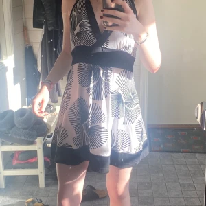 Halterneck klänning - Jättecool klänning som man knyter i nacken. Skönt och lätt material som inte är genomskinligt 