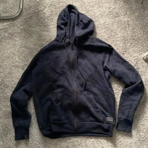 Blå/svart kofta - Rätt så använd, så lite nopprig. Men överlag väldigt fin