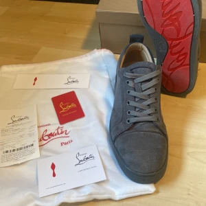 Louboutins  - Det är nästan som nya har it använt d så mycket har kvitto lådan påsen lådan p kortet 