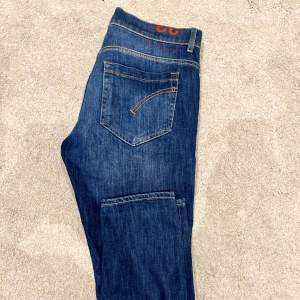 Tja, riktigt fina dondup jeans i en trendig blå färg i modellen george som är perfekt för sommaren, 10/10 skick🌟 Hör av er vid fler frågor!!