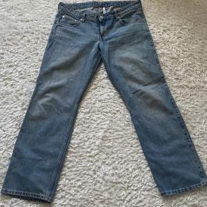 2 jeans som säljs då jag köpte av någon annan men dom passar inte, Weekday jeansen är stl 32/30, Zara jeansen är stl 38