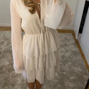 Sommar klänning - Så fin och gullig klänning från Linn Alborgs kollektion med NAKD. Nästan aldrig använd och den kommer i ny skick! Pris kan diskuteras vid snabb affär!💗💗