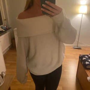 Off-shoulder tröja - Fin stickad off-shoulder tröja som inte används längre. Använd ett fåtal gånger. 