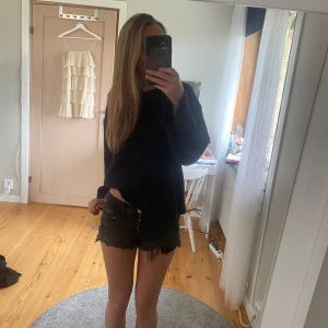 Jeansshorts från Zara - Säljer mina lågmidjade jeansshorts från zara då jag inte använder de längre. Jätte fina nu till sommaren och passar till mycket! De har använts en del förra sommaren men är fortfarande i fint skick. Skriv om ni har frågar eller bara undrar något!😊