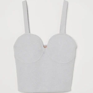 Topp H&M - Fin stickad topp från H&M❤️🌸 Är noppig på sidorna