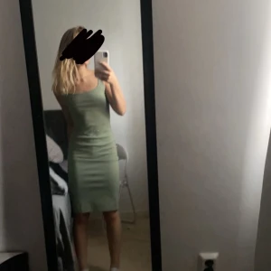 Zara klänning  - Fin klänning från zara i st S men funkar ockås till XS som är perfekt till sommaren, aldrig använt utan endast testat