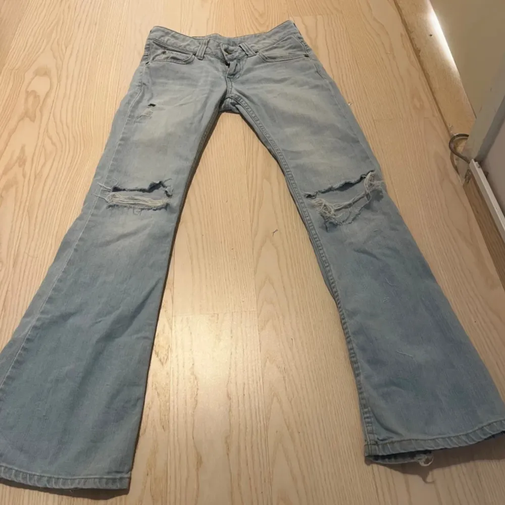 Säljer dessa sjukt snygga lågmidjade bootcut jeans. Midjemåttet: 39, Innerbenslängden: 80. Jeans & Byxor.