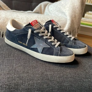 Golden Goose skor  - Golden Goose skor storlek 42, sparsamt använda inga defekter. Box medföljer, Hör av er vid funderingar!