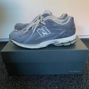 Säljer nu min feta New balance 1906r, fint skick, box ingår, pris kan diskuteras, hör av dig om du har några funderingar😃