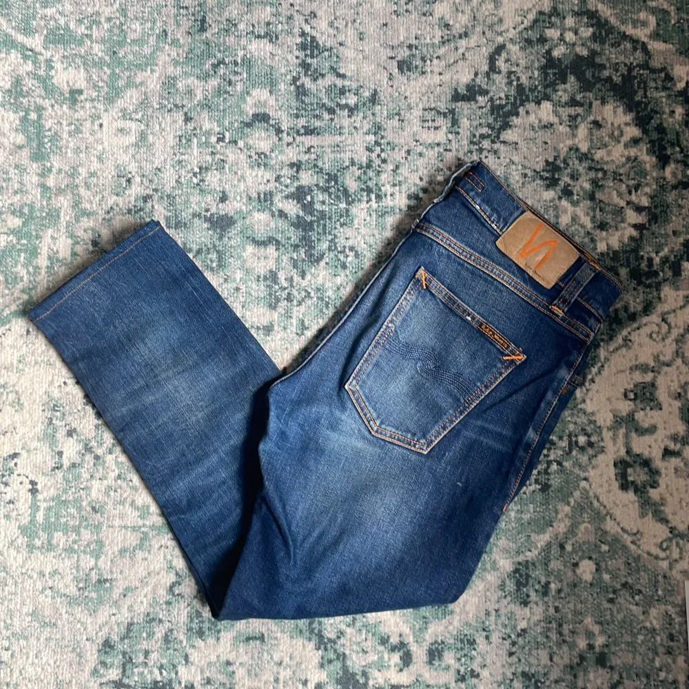 Säljer ett par feta Nudie jeans! Skick 8/10 inga defekter. Storlek 29/32 men är avklippta en del så passar någon som är runt 170. Skriv vid några funderingar eller frågor! . Jeans & Byxor.