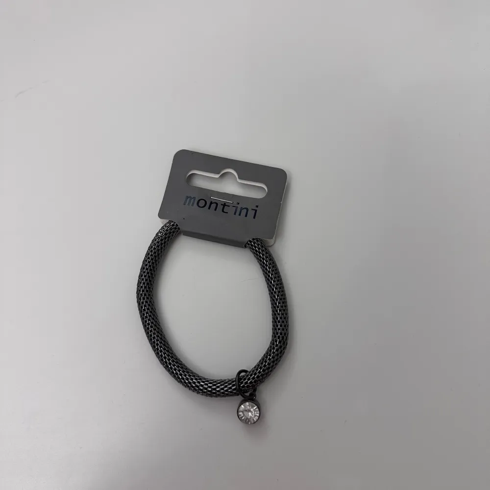 Ett grå/silvrigt armband från Ur&Penn med en fin sten!! Den är lite elastiskt så passar alla! Aldrig använd med lappen kvar!! . Accessoarer.
