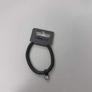Ett grå/silvrigt armband från Ur&Penn med en fin sten!! Den är lite elastiskt så passar alla! Aldrig använd med lappen kvar!! 