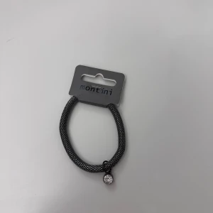 Armband - Ett grå/silvrigt armband från Ur&Penn med en fin sten!! Den är lite elastiskt så passar alla! Aldrig använd med lappen kvar!! 