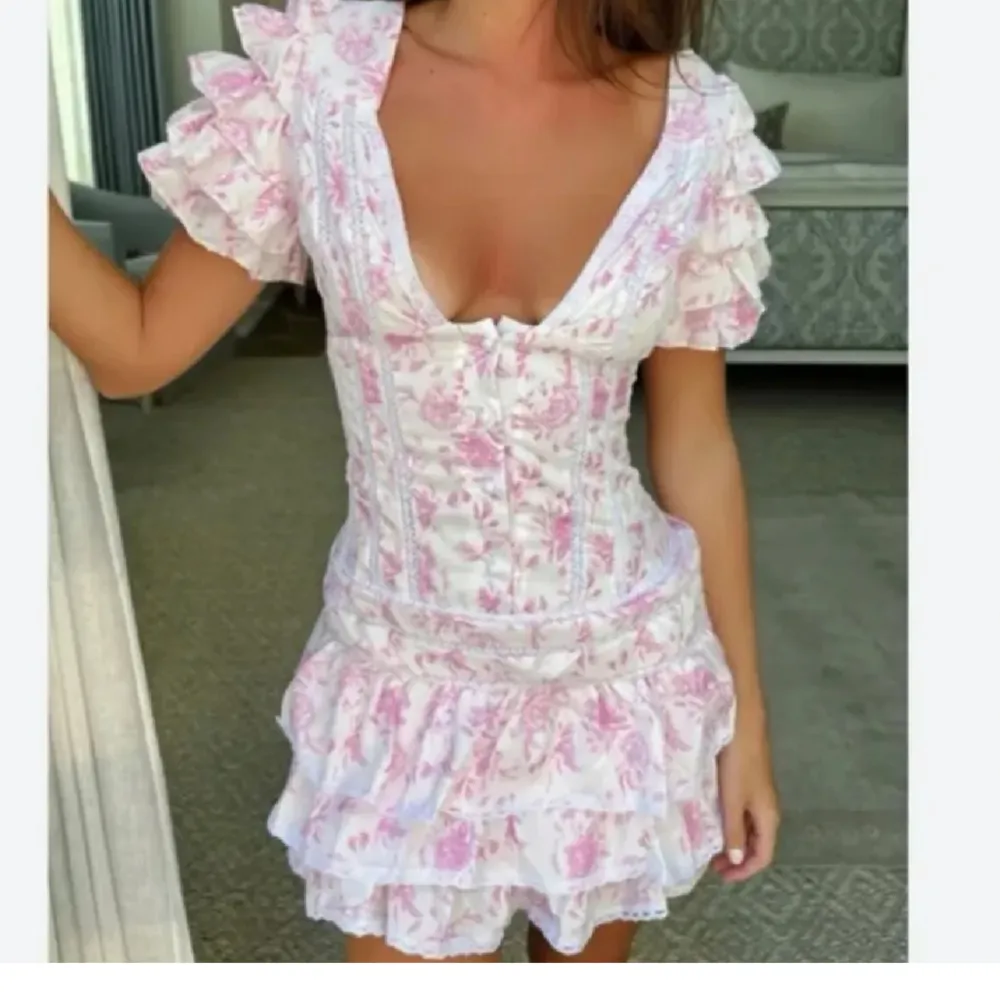 Säljer denna as deömmiga sommar klänning wow 🩷🩷❤️❤️ den rosa!!!. Klänningar.