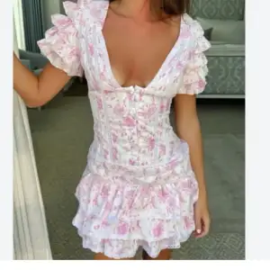 Säljer denna as deömmiga sommar klänning wow 🩷🩷❤️❤️ den rosa!!!