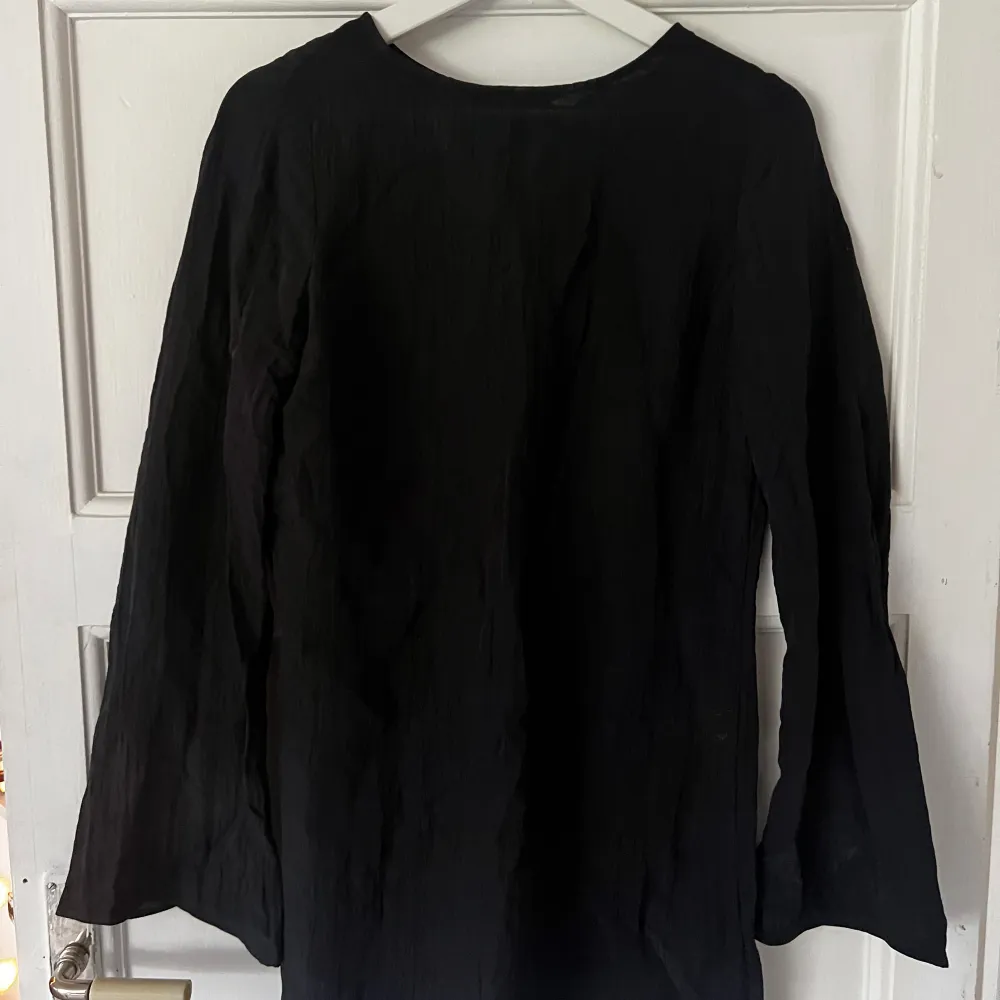 Säljer denna svarta klänning från HM. Klänningen är i storlek xs men sitter bra på mig som vanligtvis bär storlek S💝 endast använd 1 gång så är fortfarande i nyskick!. Klänningar.