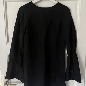 Säljer denna svarta klänning från HM. Klänningen är i storlek xs men sitter bra på mig som vanligtvis bär storlek S💝 endast använd 1 gång så är fortfarande i nyskick!