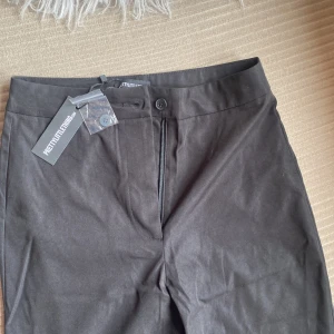 Kostymbyxor - Helt oanvända kostymbyxor från PLT. De är för små för mig och därför måste jag sälja dem vidare:/