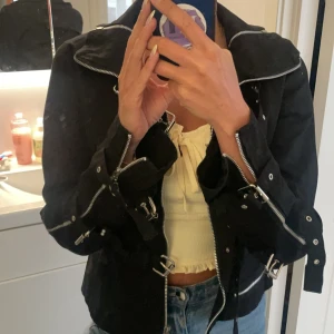 Rockig jacka - Edgy jacka svart med silverdetaljer