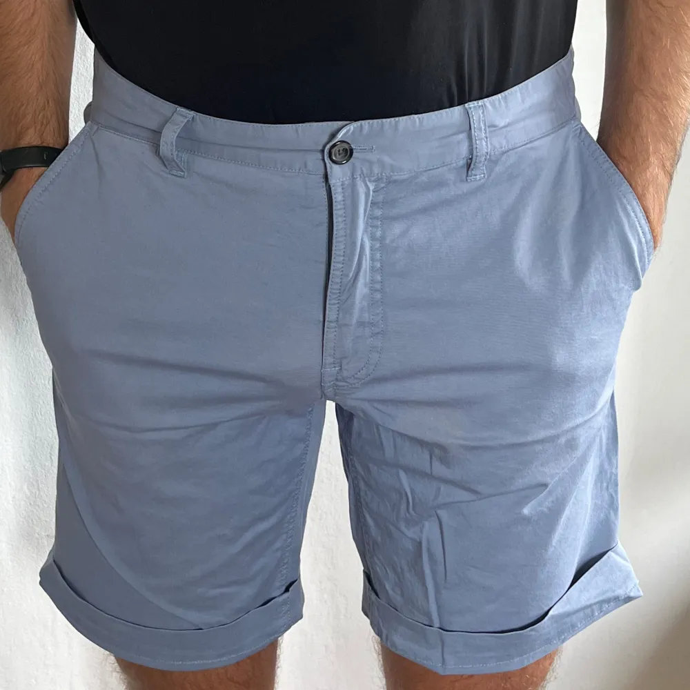 Ljusblå shorts från J.L i mycket gott skick. Använd någon enstaka gång. Waist 31 vilket motsvarar Medium. Shorts.