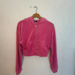 Rosa mjukiströja  - Säljer denna rosa mjukiströja från BIK BOK då den inte kommer till användning. Endast använd fåtal gånger så är i ett bra skick! Storlek xs men skulle säga att den passar s också. Hör av dig om det finns någon fråga!💗