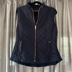 Väst  - Den är aldrig använd.  Passar mig som är XS liten S 