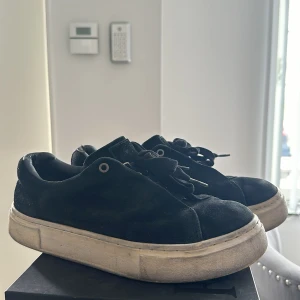 Eytys Doja Suede - Storlek 40 Sulan är inte den bästa vid regn, kan komma in lite vatten, men går att fixa!  Väldigt välvårdade annars! 