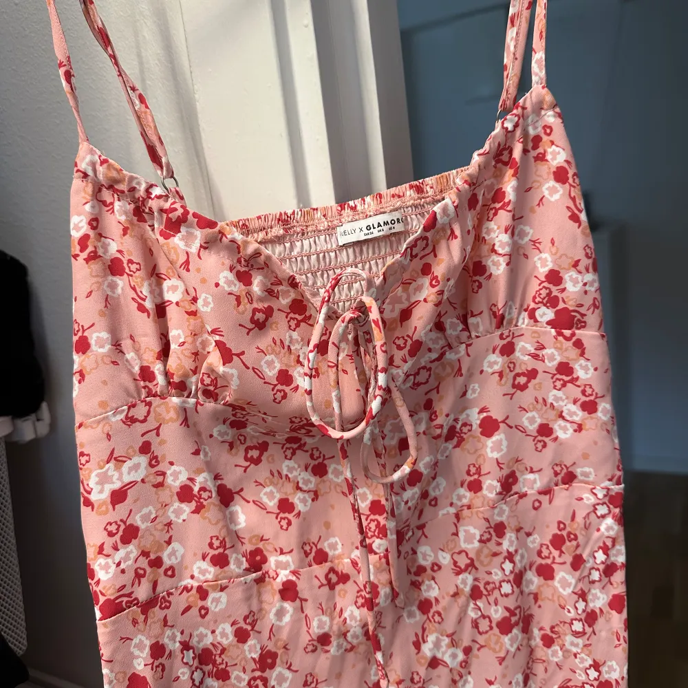 Superfin klänning till sommaren, säljer då den är för liten för mig. Det är en långklänning som slutar vid mitten av vaden på mig som är 169💕. Mekot.