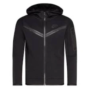 Nike tech sett svart  - Säljer mina Nike tech fleece och byxor, dem är i st Xs i man men passar som S på kvinna , tröjan är lite nopprig men annars bra kvalitet . Båda delarna för 900kr