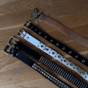 4 skärp billigt  - Alla 4 säljs för 100kr tillsammans :)