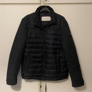 Calvin Klein Vinterjacka - Gott skick, nästan som ny!  - Stilig och varm vinterjacka. Gott skick, nästan som ny! 