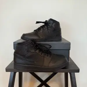 Ett par Nike Air Jordan 1 Mid Triple Black i storlek 41 (US 8/UK 7) använda i nyskick (se bilder) köpta i Las Vegas)