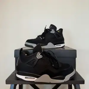 Ett par Nike Air Jordan 4 Black Canvas i storlek 42.5 (US 9/UK 8) använda men i nyskick (se bilder) Köpta på Sneakersnstuff 