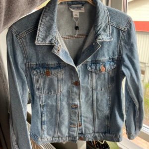 Jeansjacka - Jeansjacka från monki! Bra skick och har inga fläckar eller liknande. Säljer pga att den inte passar längre. Pris kan diskuteras💞