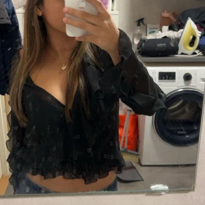 Topp från zara  - En fin topp från zara väldigt simpel jätte enkelt nu för sommaren ! 💓