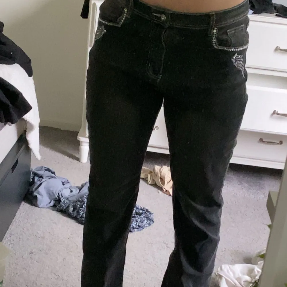 As snygga jeans jag köpte online som jag ej använder för det inte är min stil längre, ganska lågmidjade och de har snygga detaljer 😋. Jeans & Byxor.