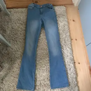 Jag säljer dessa ljus blåa boutcat jeans från only i st 164 används högst 5 gnr i ny skick 🩶💙 jag är själv 1,62 och dom passar perfket kan även redigeras i midjan🤍