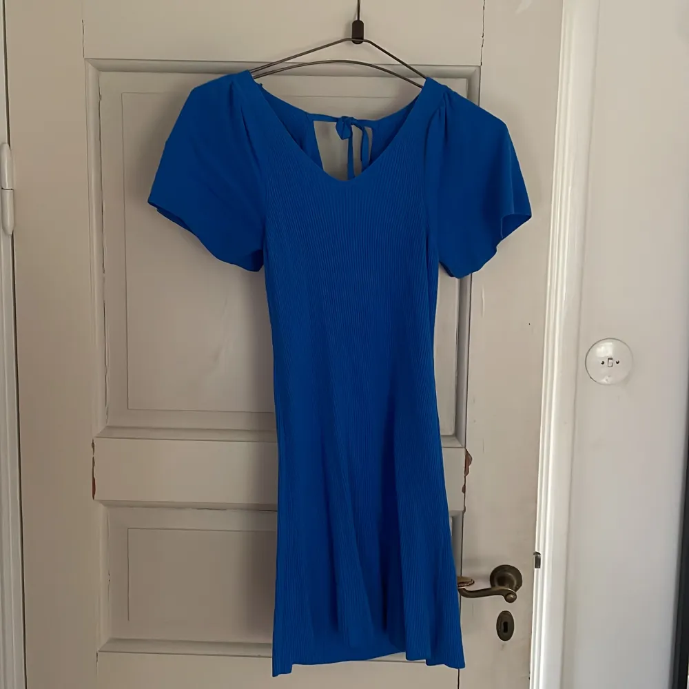 Säljer denna fina blåa klänning då den inte passar mig. Den är i stl M men är något liten i storleken. En blå härlig färg i ett mjukt stickad och stretchigt material.💙  Hör av er vid frågor eller fler bilder.💗. Klänningar.