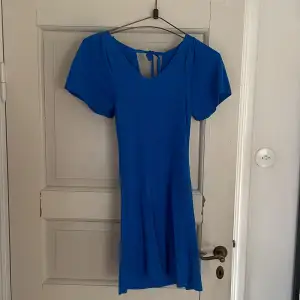 Säljer denna fina blåa klänning då den inte passar mig. Den är i stl M men är något liten i storleken. En blå härlig färg i ett mjukt stickad och stretchigt material.💙  Hör av er vid frågor eller fler bilder.💗