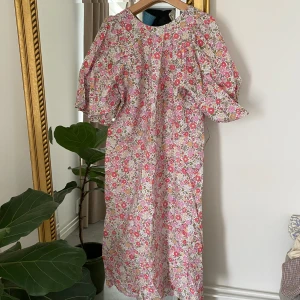 sommarklänning - en långklänning med puffärmar från hm, aldrig andvänd så den är i nyskick. i ryggen är det en knytning upptill i nacken