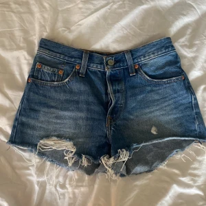 Levis shorts - Jeans shorts från Levis 501. Fint skick. 