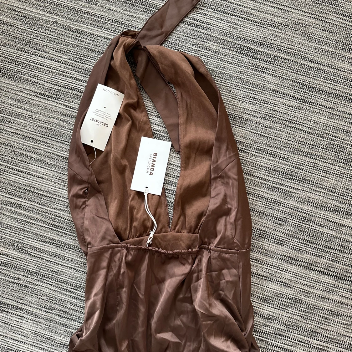 Halterneck klänning med öppenrygg  - 92