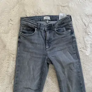 Säljer dessa midwaist jeans från Only. Skriv för frågor. Kan tänka mig gå ner i pris vid snabb affär. ❤️❤️ Storlek M men passar mig som oftast har storlek S