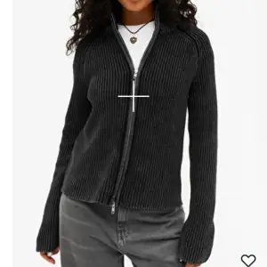 Grå/svart stickad zip-tröja från monki, knappt använd, strl M (passar även xs & s), slutsåld på hemsidan