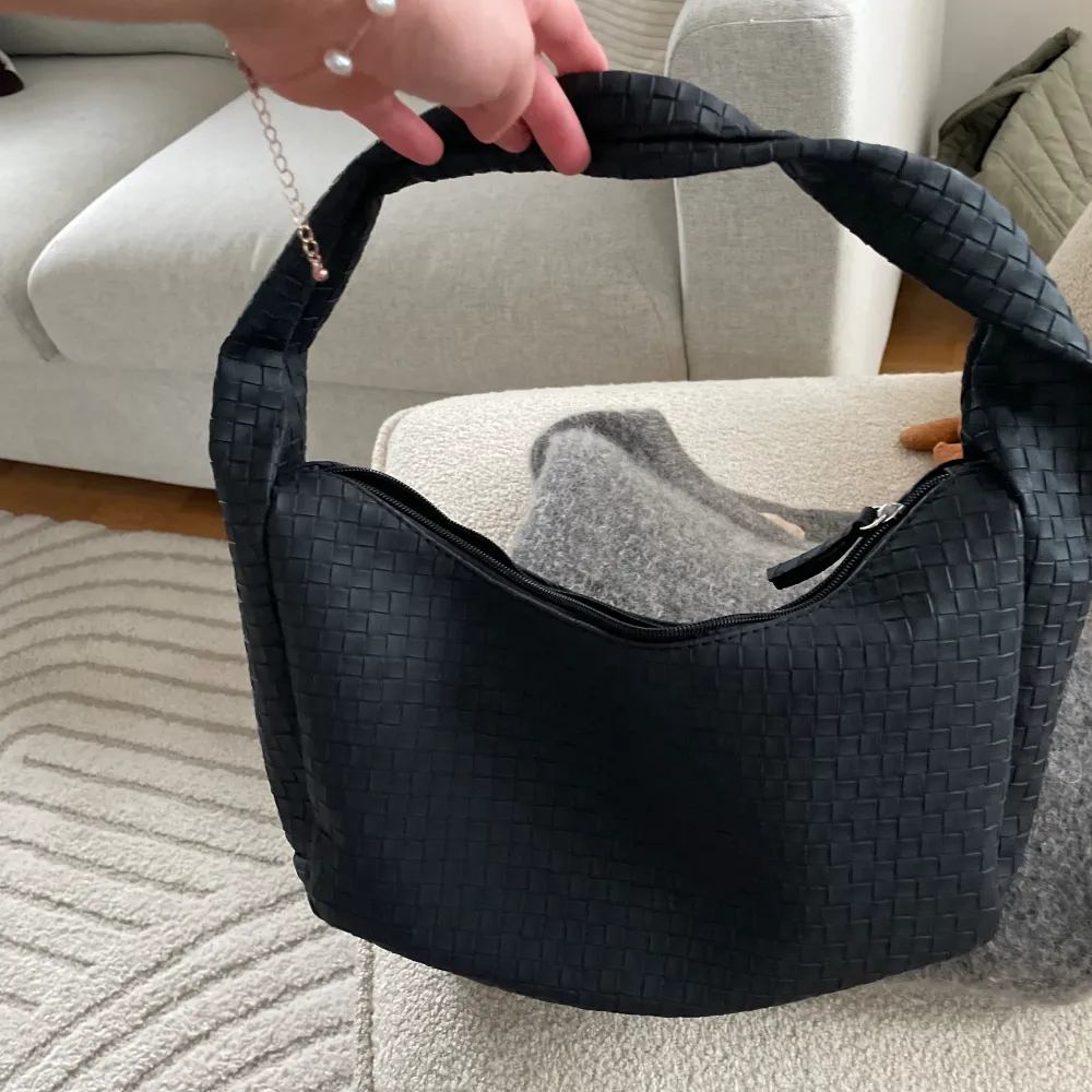 Snygg handväska med fint mönster. Köpt secondhand men kommer tyvärr inte till användning. Nyskick! . Väskor.